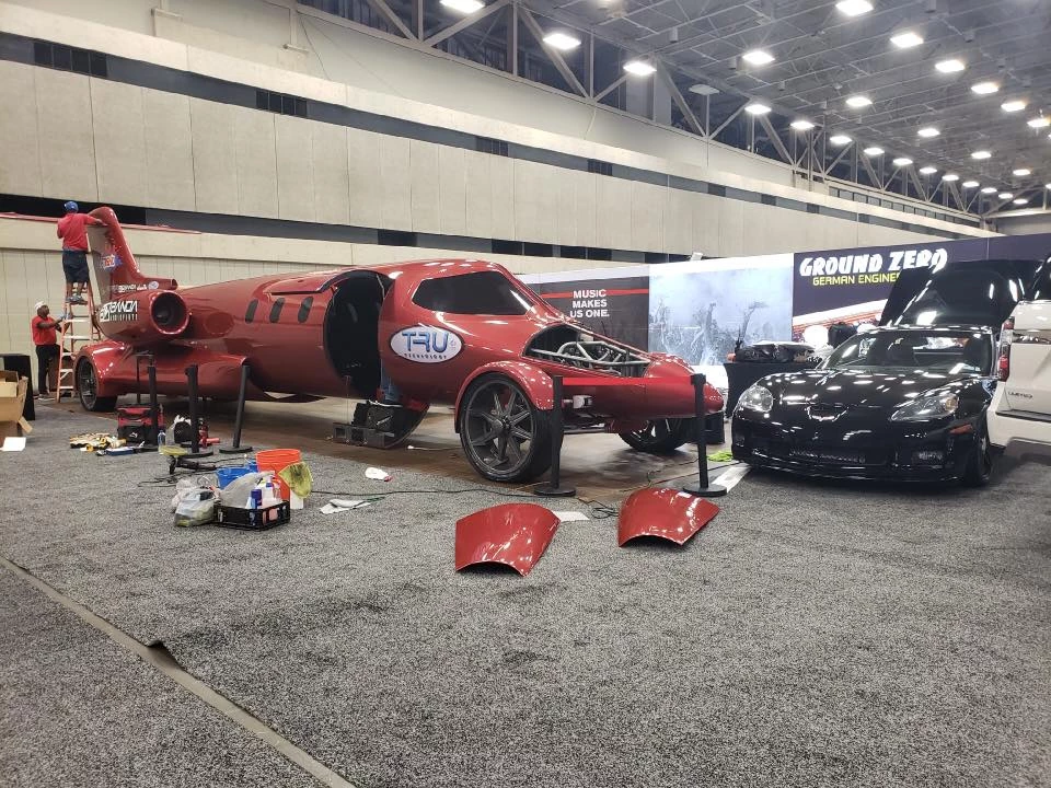 Απίθανο! Μετέτρεψαν ένα Learjet σε λιμουζίνα για το δρόμο (βίντεο)